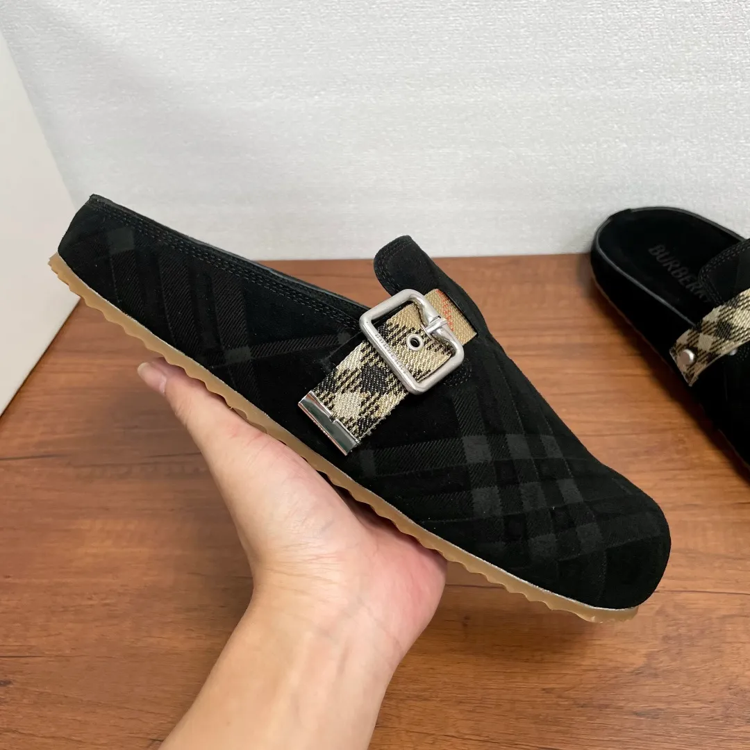 Men's Men's Shoes 💰360 [New Style] 🐝🐝Burberry New Burberry - Men's Checked Leather Urchin Half-Flop Sandal Made of soft suede cowhide and calfskin, these half-flop sandals feature an adjustable B-shaped buckle strap and are decorated with the signature sand-colored Burberry check in jacquard worsted. The upper wraps around the midsole and is paired with a sole made of the same upper material with an embossed logo on the heel and a wavy rubber outsole embellished with the Burberry lettering. Fashionable and casual! Comes with full set of original packaging dust bag! Code number: 39-40-41-42-43-44 standard code (38/45 can be customized and returns and exchanges are not supported)